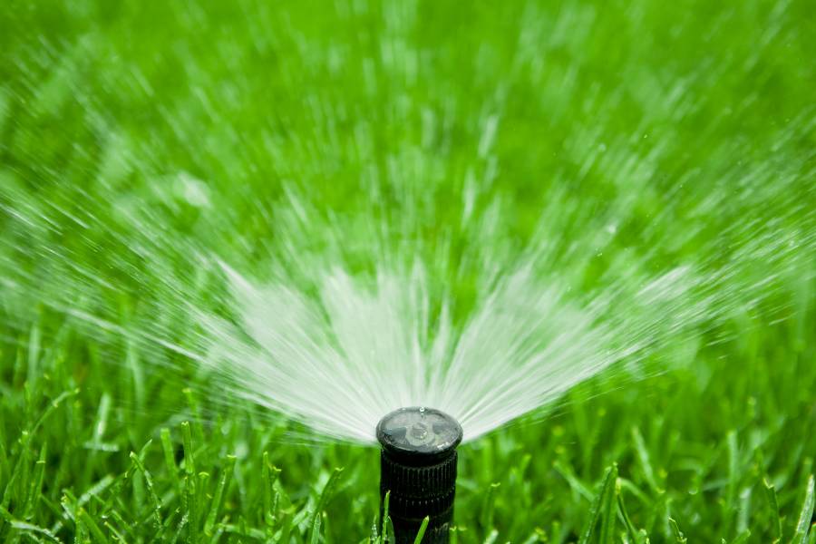 Pop up lawn sprinkler
